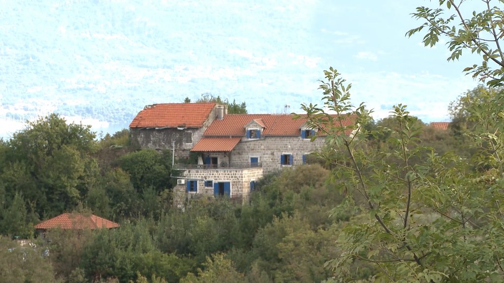 Na poluostrvu Luštica promovisan audio vodiča ,,Život na Luštici”, u okviru koga je organizovan obilazak panoramskog puta. Audio vodič sadrži detaljne opise znamenitosti duž rute i informacije o istorijskim zanimljivostima.