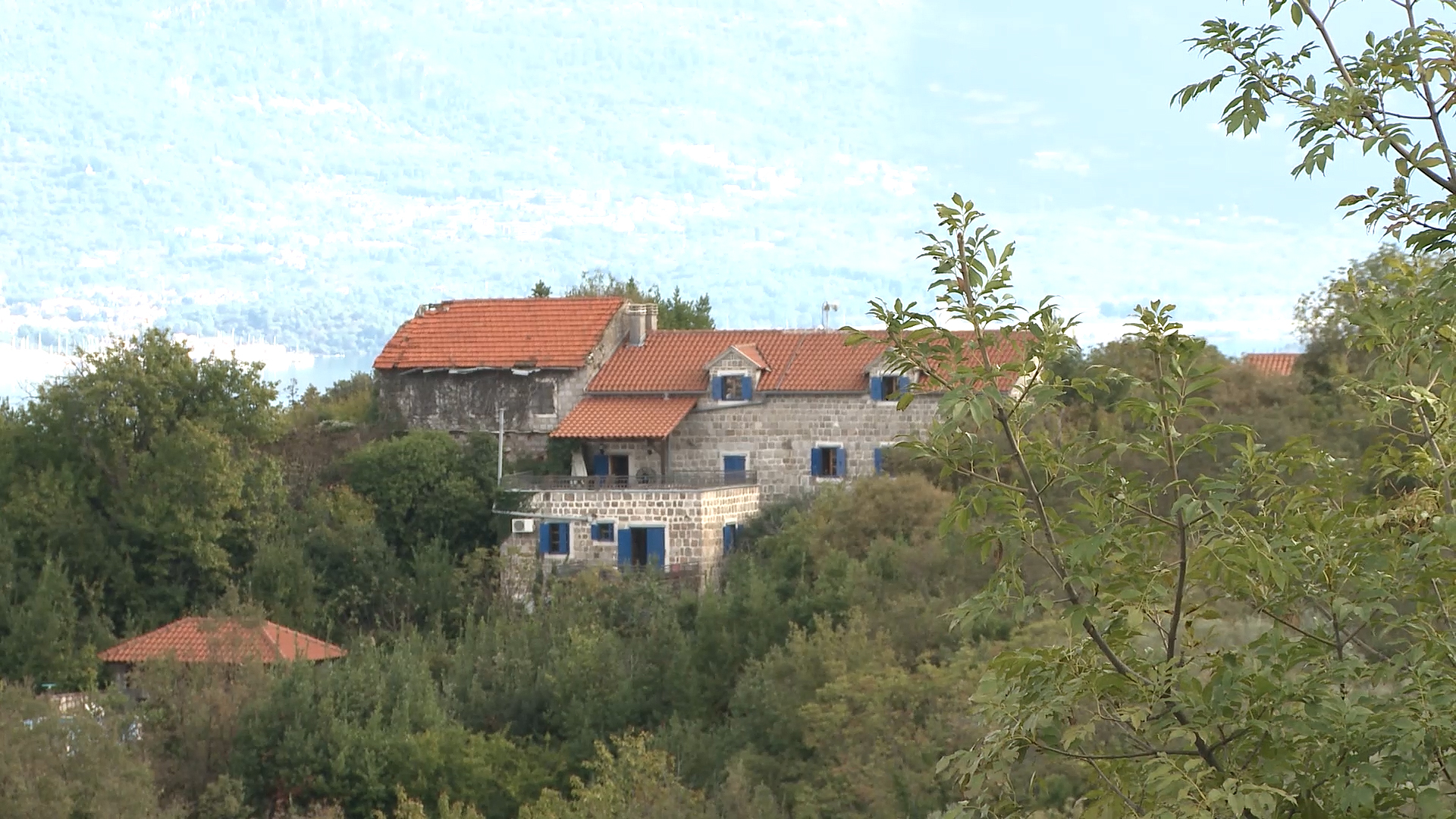 Na poluostrvu Luštica promovisan audio vodiča ,,Život na Luštici”, u okviru koga je organizovan obilazak panoramskog puta. Audio vodič sadrži detaljne opise znamenitosti duž rute i informacije o istorijskim zanimljivostima.