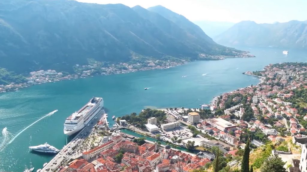 Kotor je doneo odluku da će strani turisti obilazak bedema plaćati 15 evra, ptvrđeno je na sednici Skupštine opštine. Osobe sa prebivalištem na teritoriji Crne Gore nisu dužne da plaćaju taksu.